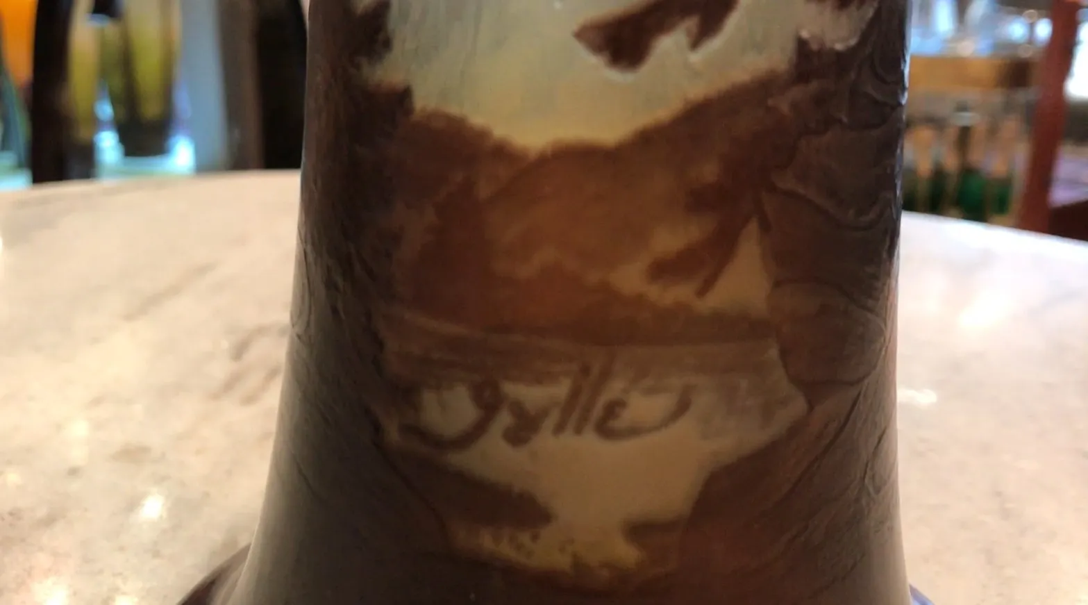 Подписанное стекло Gallé с тонкими пейзажами на поверхности