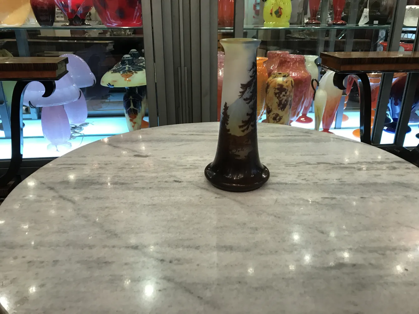 Vidro assinado Gallé antigo com decoração de paisagens, artesanato elegante