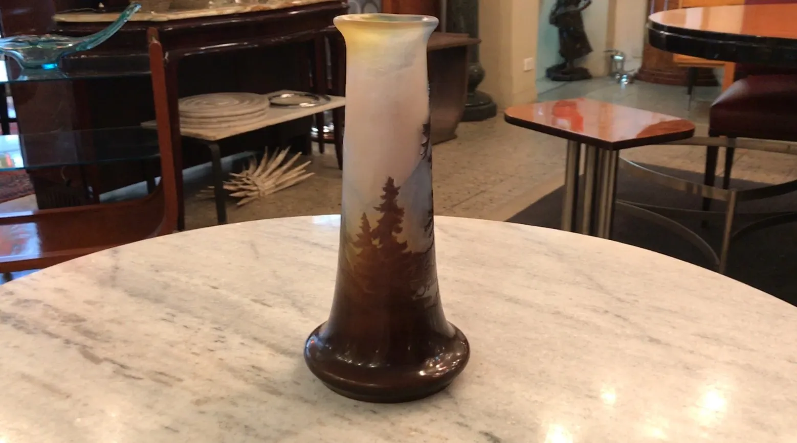 Vase décoratif ancien signé Gallé avec motif de forêt