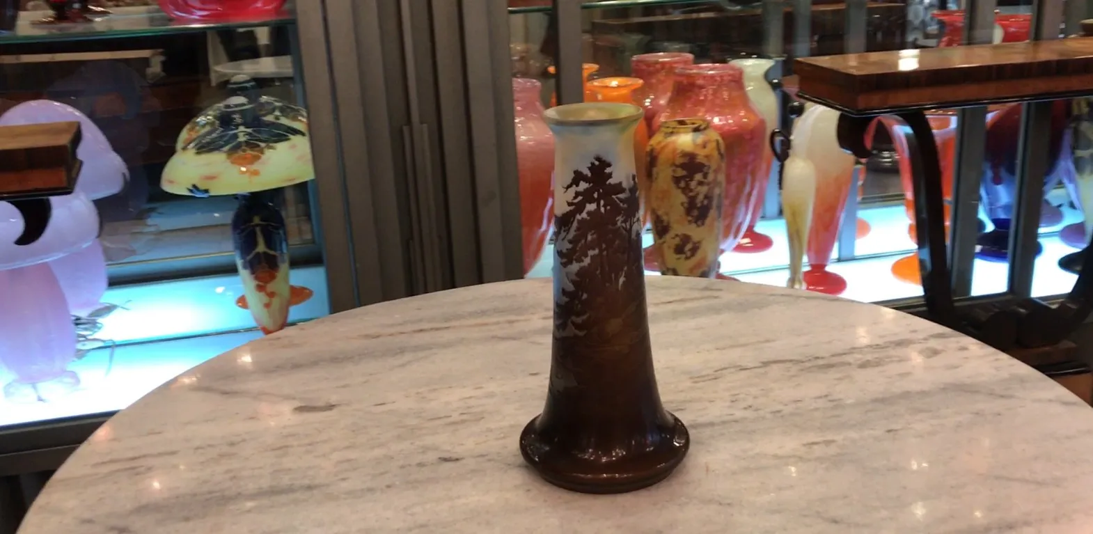 تحف زجاج موقّع غالي مع زخرفة معقدة