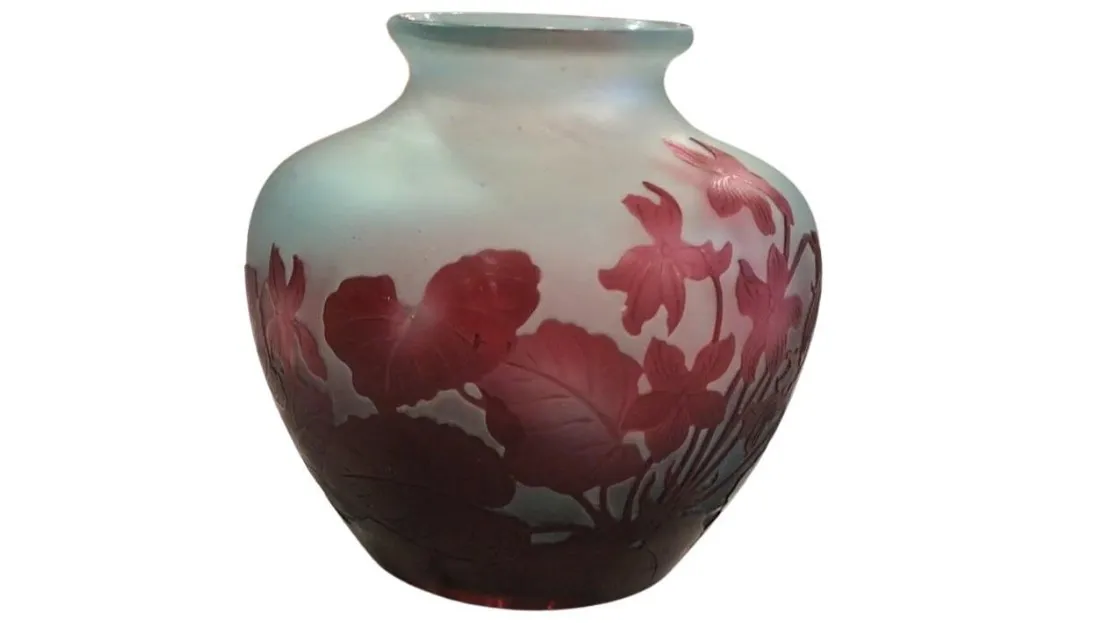 vase antico in vetro firmato con design floreale rosso