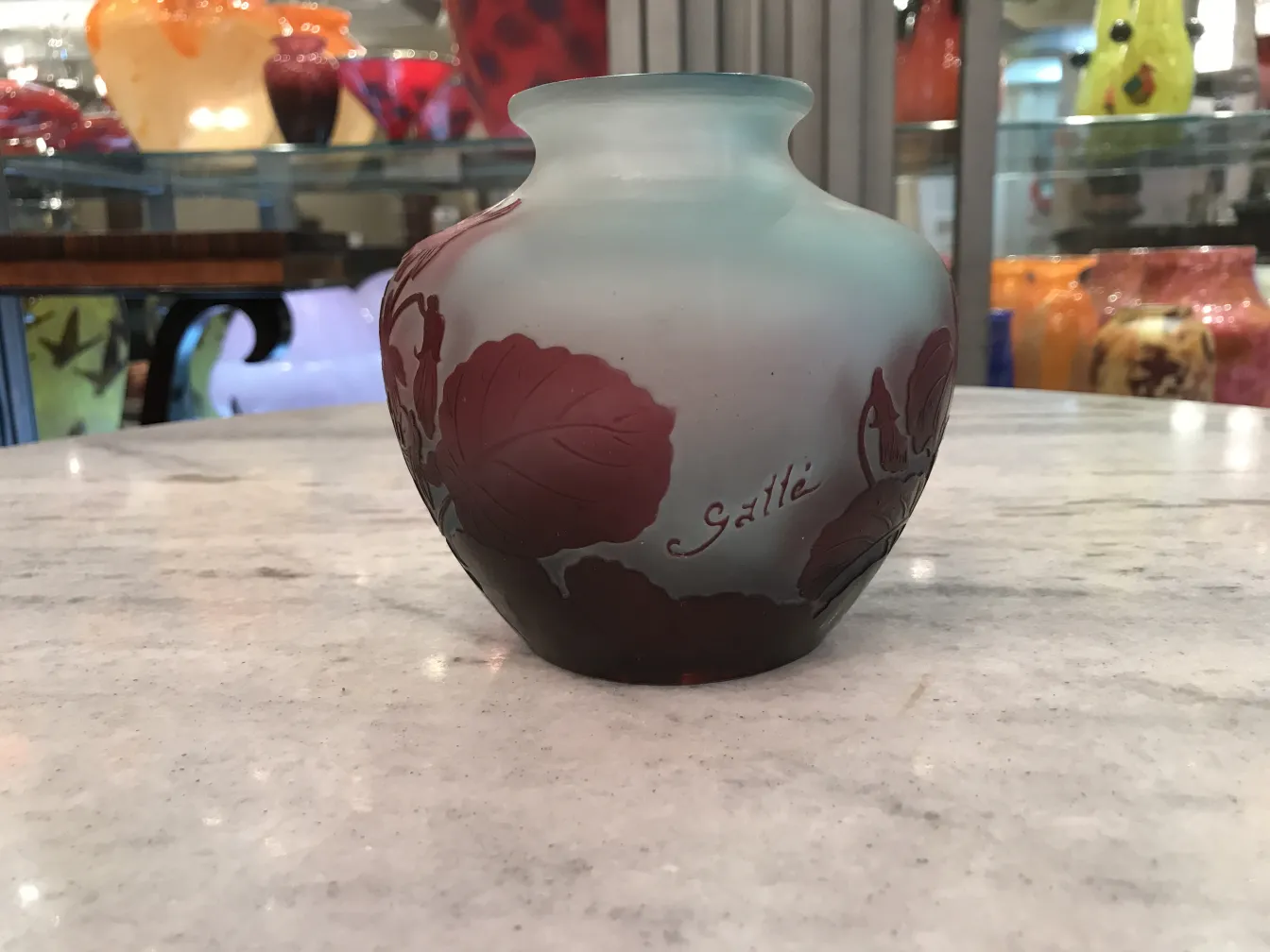 Vase aus signiertem Glas von Gallé mit Blattdesign