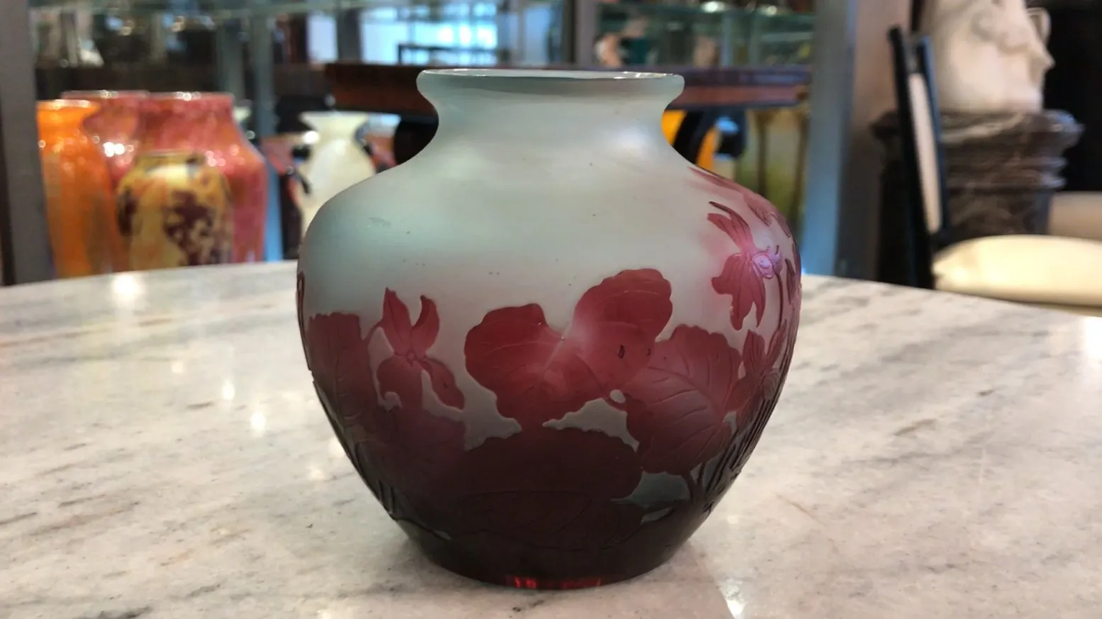 Vase aus signiertem Glas Gallé mit floralem Muster in roten Tönen