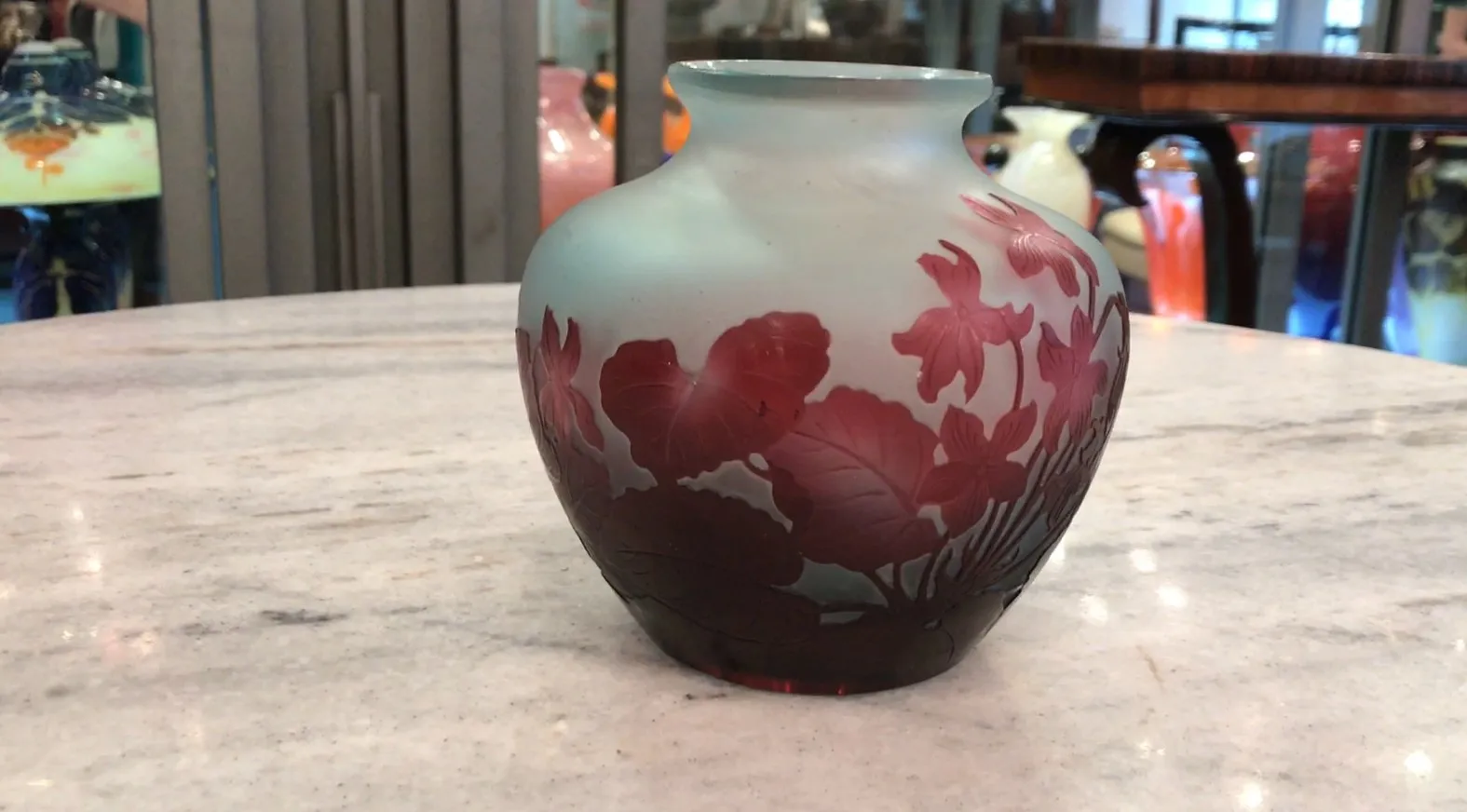 加勒签名玻璃花瓶，带有红色和蓝色调的花卉装饰，优雅的环境。