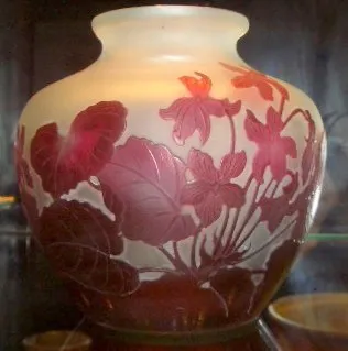 Vase with floral engraving in red and white glass