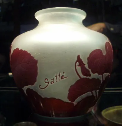 Jarrón antiguo con diseño de hojas y firma Gallé