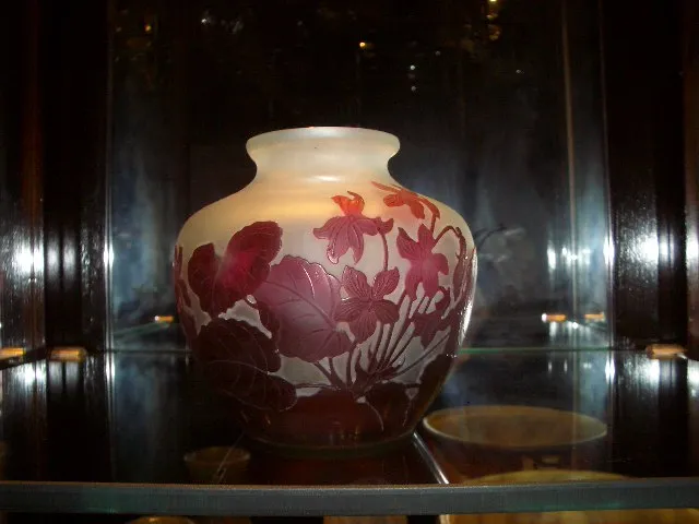 Vase en verre ancien avec motif floral et de feuilles, signé Gallé.