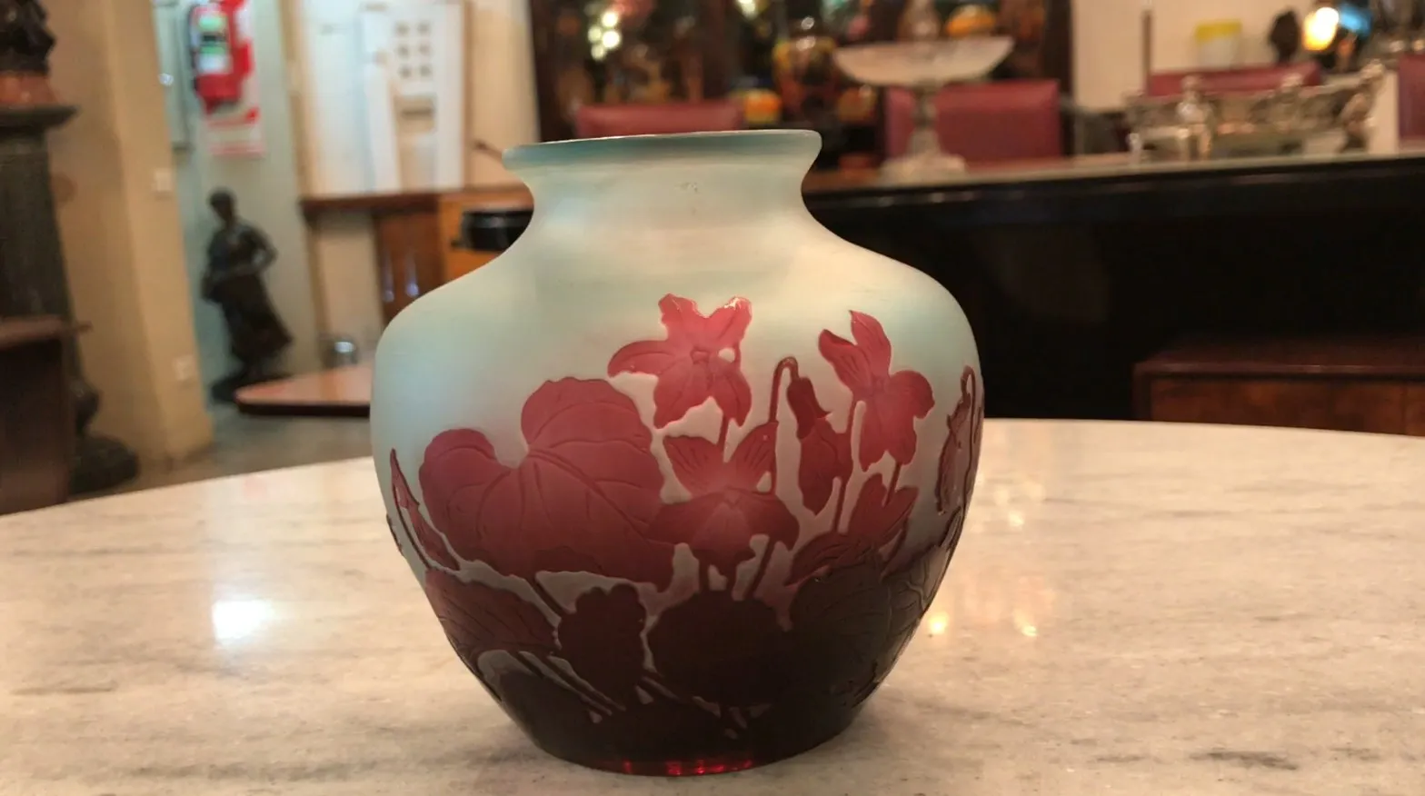 古董签名玻璃花瓶 gallé，带有渐变色花卉装饰