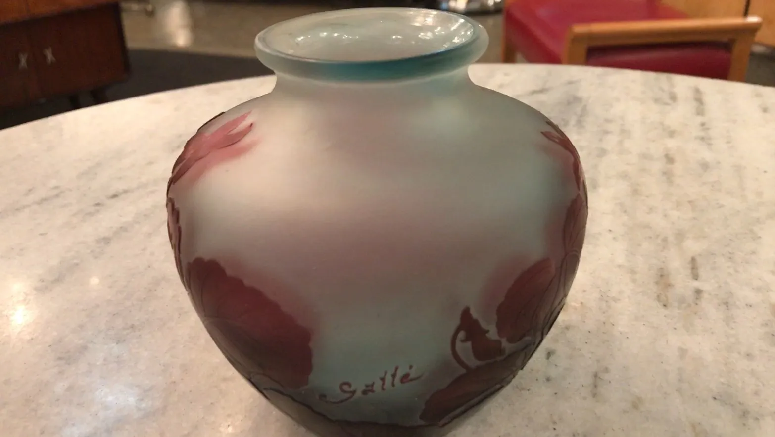 古董签名玻璃Gallé，带有柔和的花卉装饰和签名