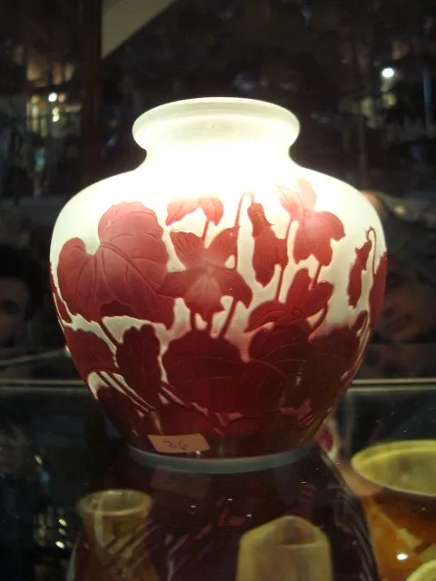 vase ancien en verre signé Gallé avec des feuilles rouges