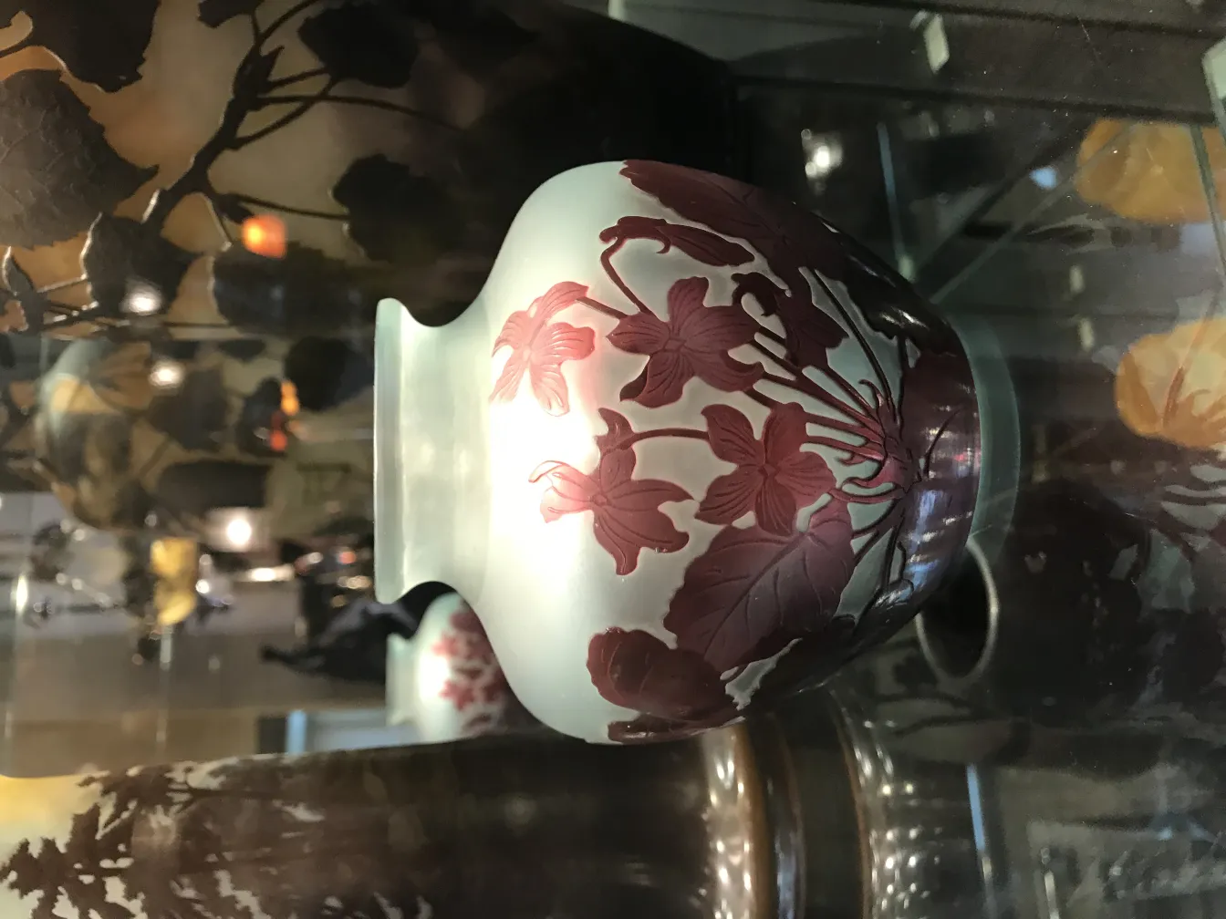 Vetro firmato Gallé antico con decorazione floreale esposto.