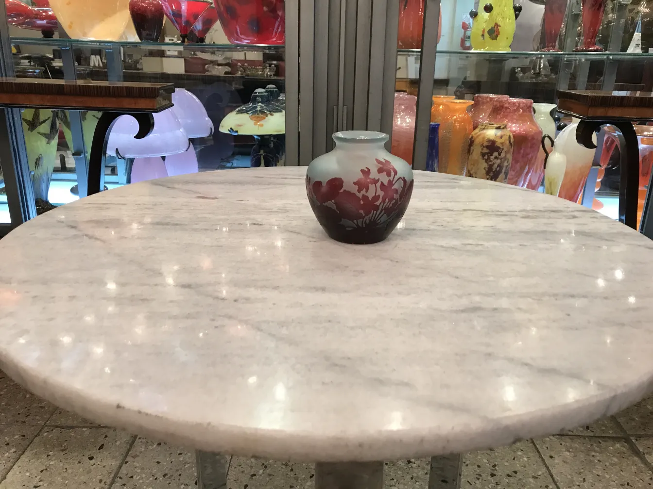 Vetro firmato gallé antico con decorazione floreale, esposto su un tavolo