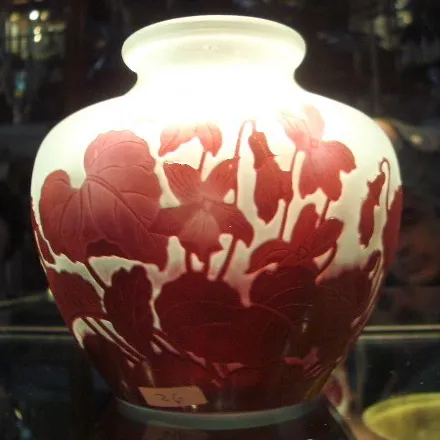 antikes signiertes Glasvase von Gallé mit dekorativen Mustern.