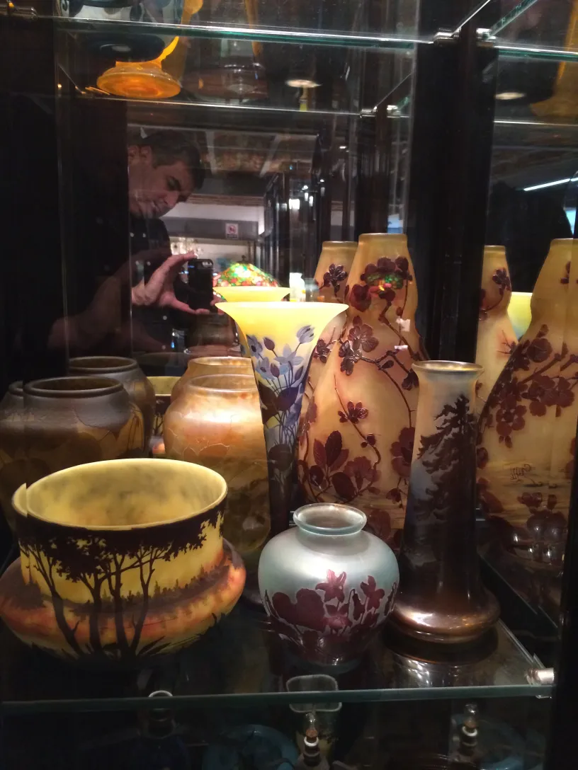 Antikes signiertes Glas Galle mit floralen Motiven in einer Vitrine