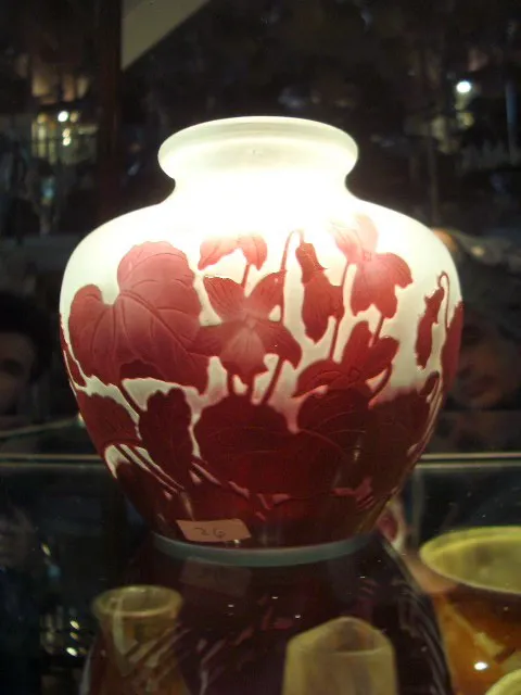 Vasos antigos com design em relevo de gallé