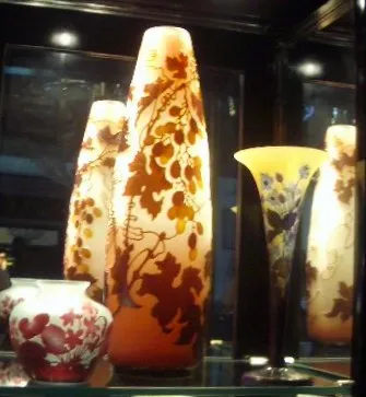 Антиквариат: освещённое подписанное стекло Галле, тёплые цветовые декорации.