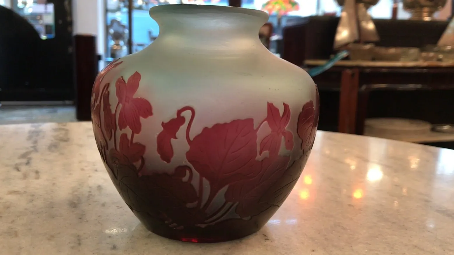 vaso antigo de vidro assinado Gallé com design de flores vermelhas e verdes