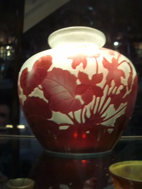 Vase décoratif ancien signé Gallé avec un motif floral rouge