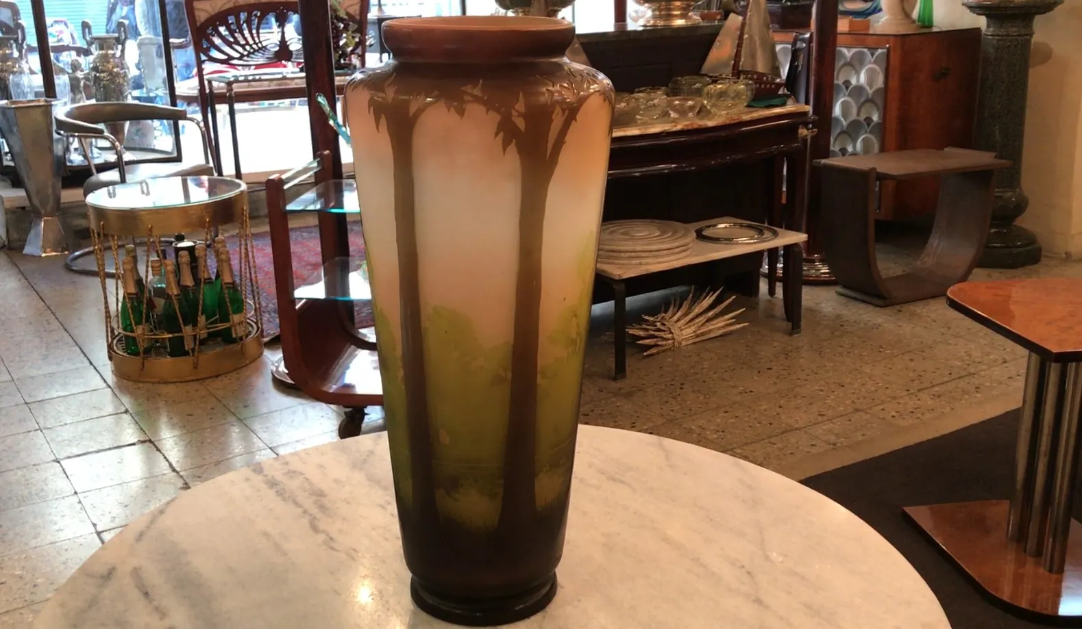 Hohe vase mit palmenmotiv in antikem ambiente.