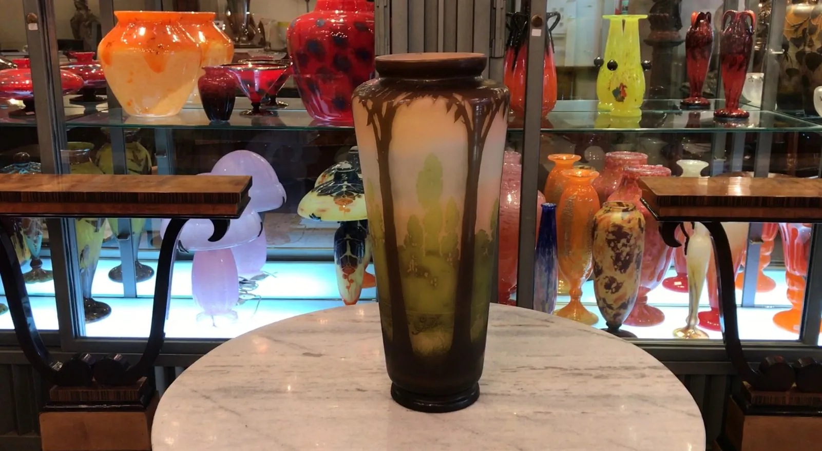 vaso antigo assinado gallé com design naturalista, montanhas e árvores