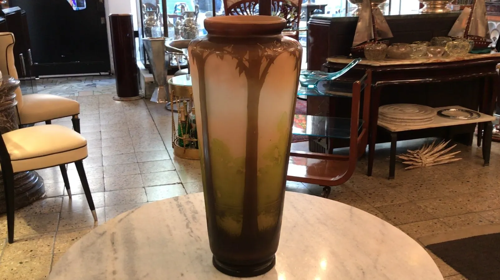 Vase aus signiertem Glas Gallé mit natürlicher Dekoration und Umgebung!