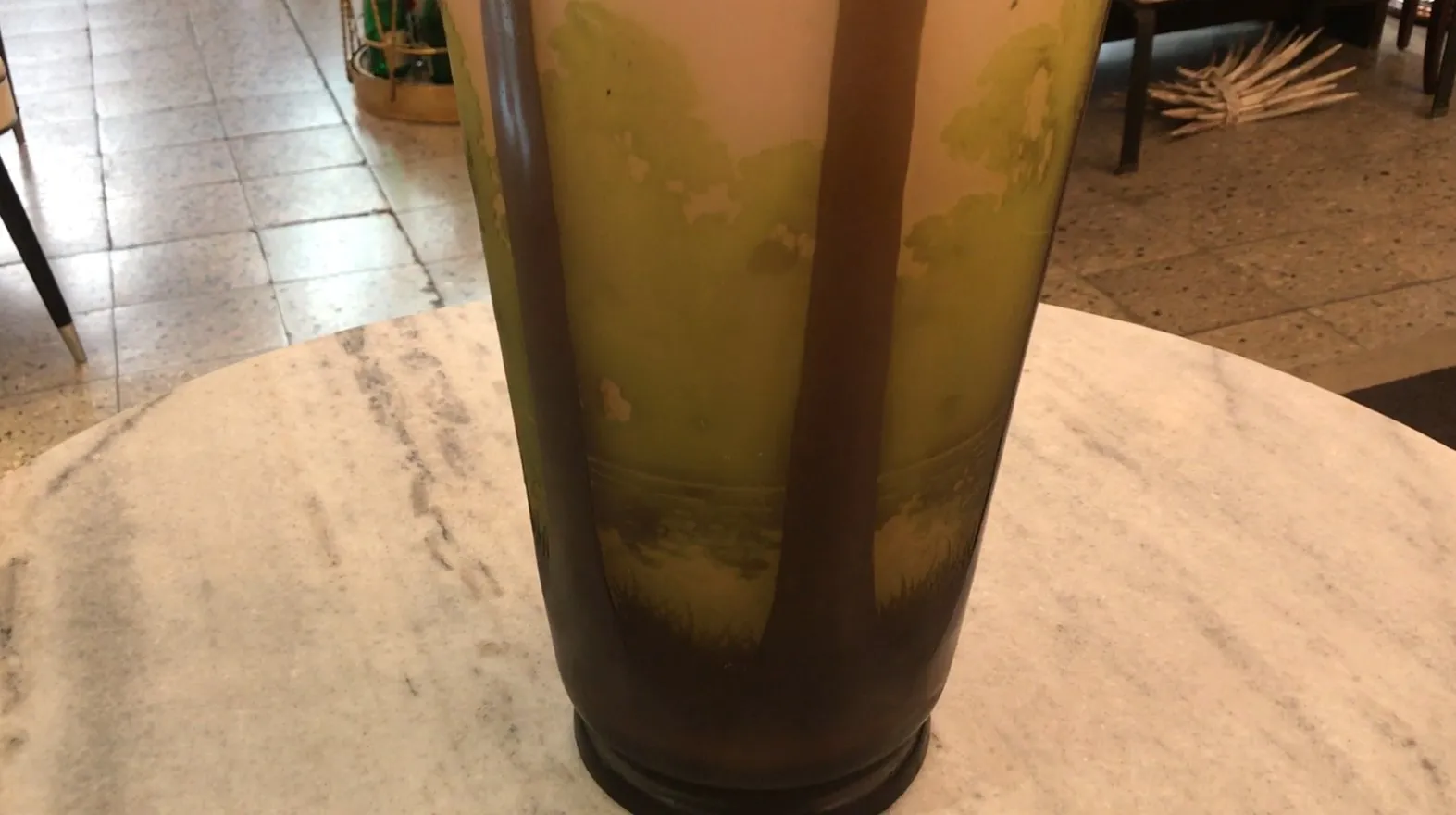 签名玻璃Gallé，有自然装饰和绿色，古董环境。