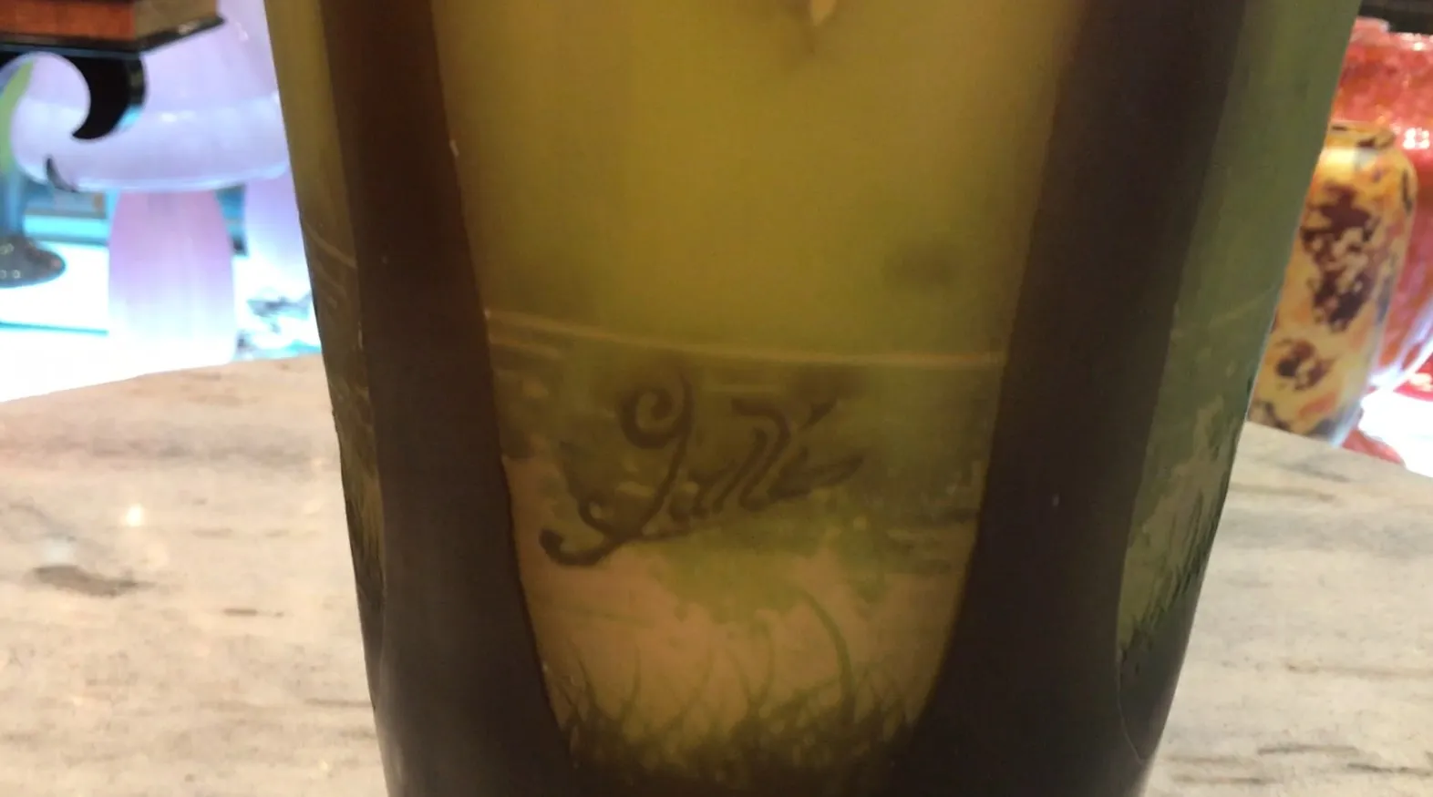 Vidro assinado Gallé, peça decorativa antiga com padrão visual.