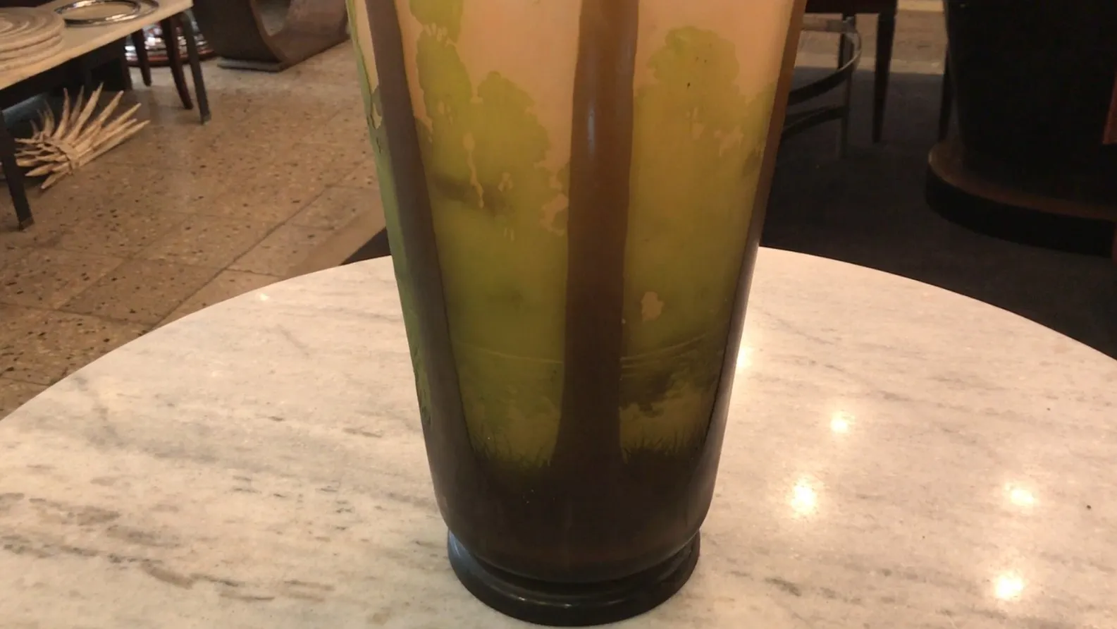 Signiertes Glas Gallé mit natürlichem Dekor in Grün und Braun