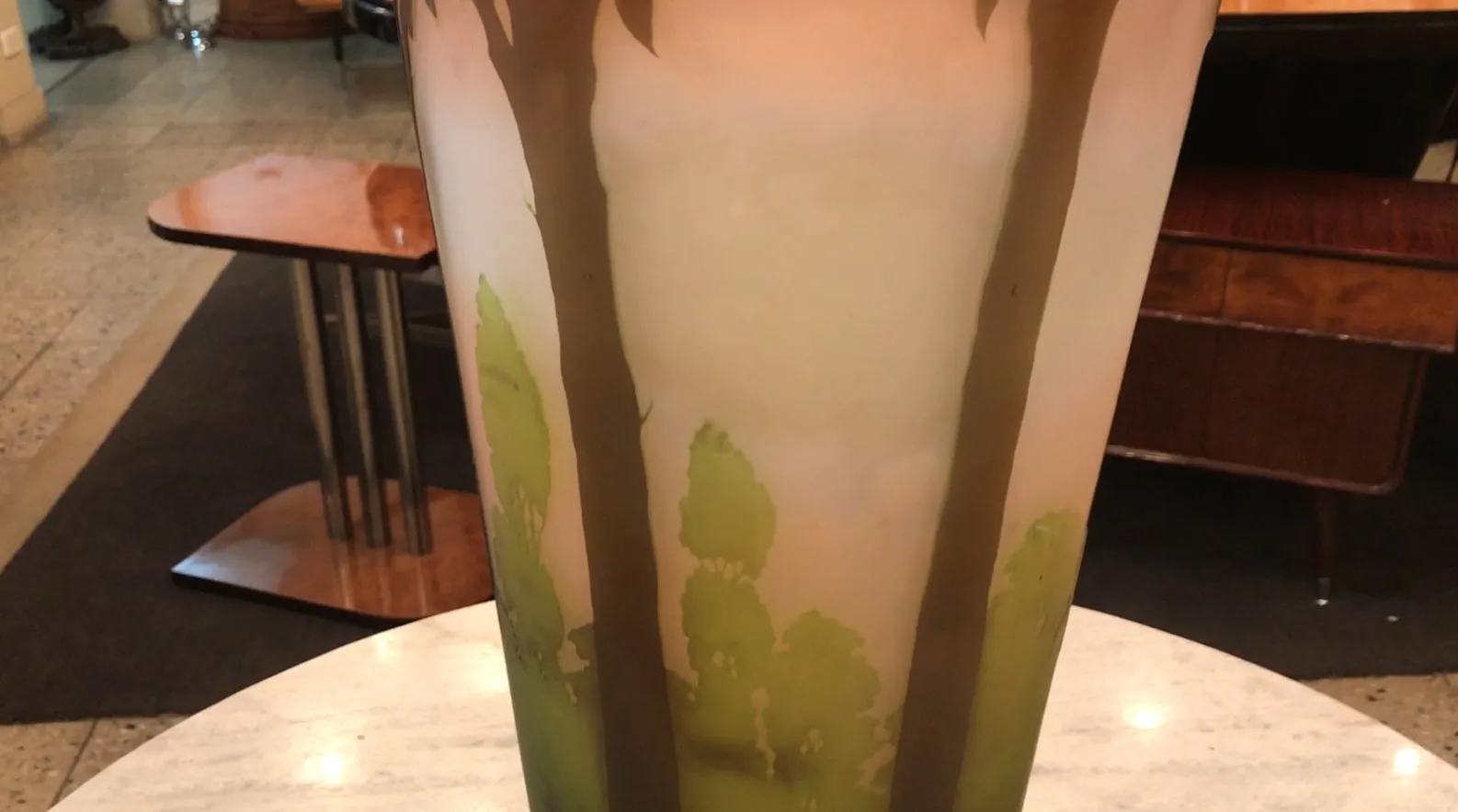 imagem de um vaso antigo assinado Gallé com decoração de árvores e folhas verdes