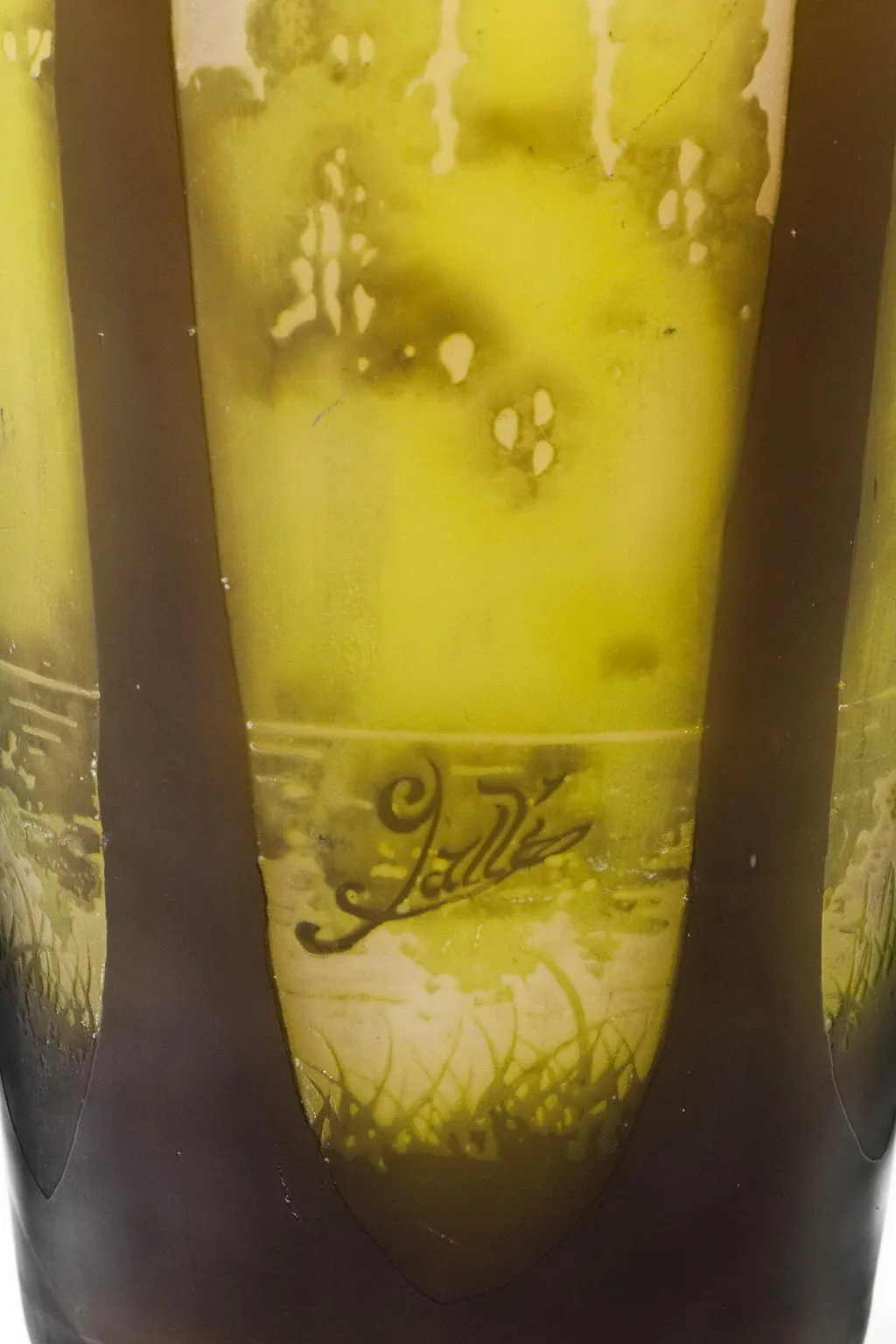 vidrio antigüedad con firma gallé, detalles en verde y marrón