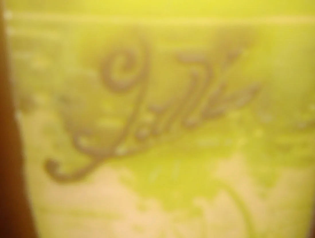 Verre antique signé Gallé avec un design unique.