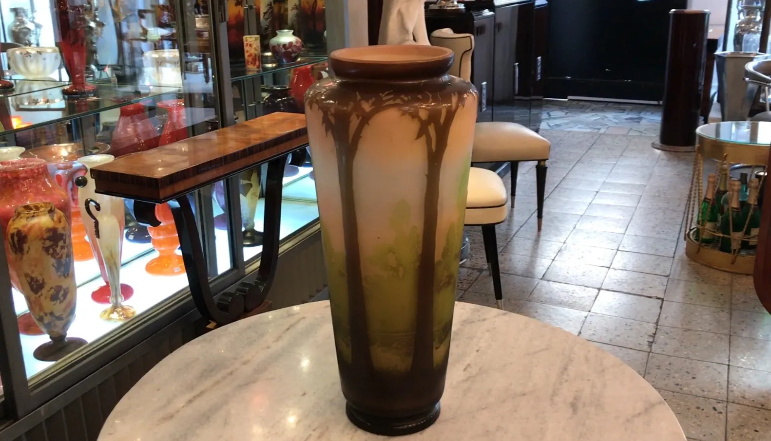 Vaso antigo com assinaturas e decoração artística