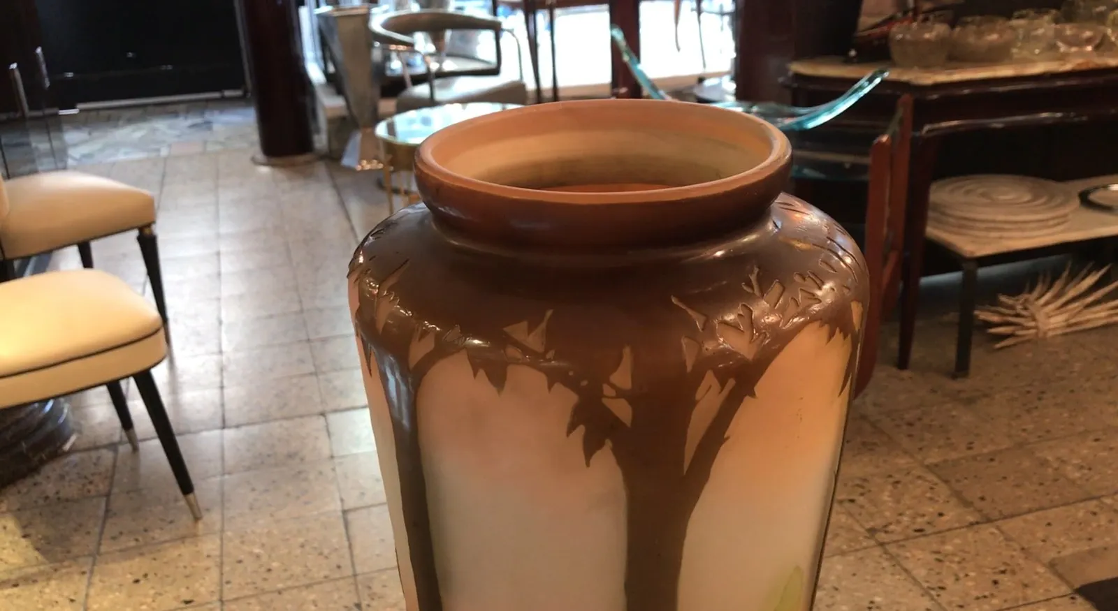 Vista de vidro assinado Gallé com detalhes elegantes em um ambiente de antiguidades