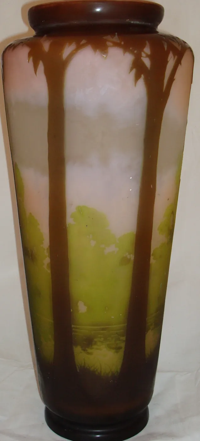 古董花瓶装饰有绿色树木图案