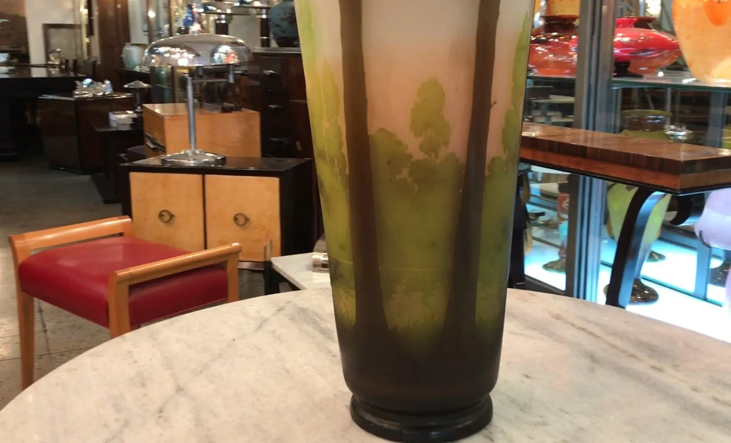 Vidrio firmado Gallé con paisaje de árboles en decoración, ambiente antiguo