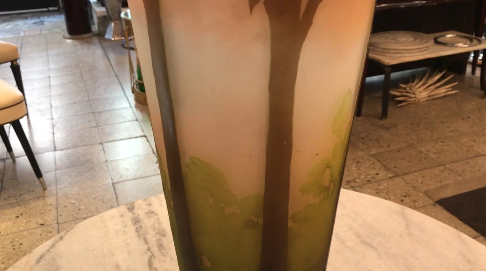 Signiertes Glas Gallé mit dekorativem Design, sanfter Hintergrund