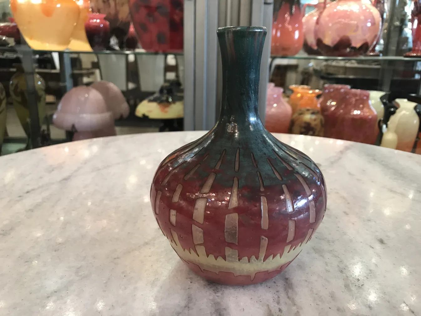 Bouteille ancienne décorative en verre aux couleurs vives