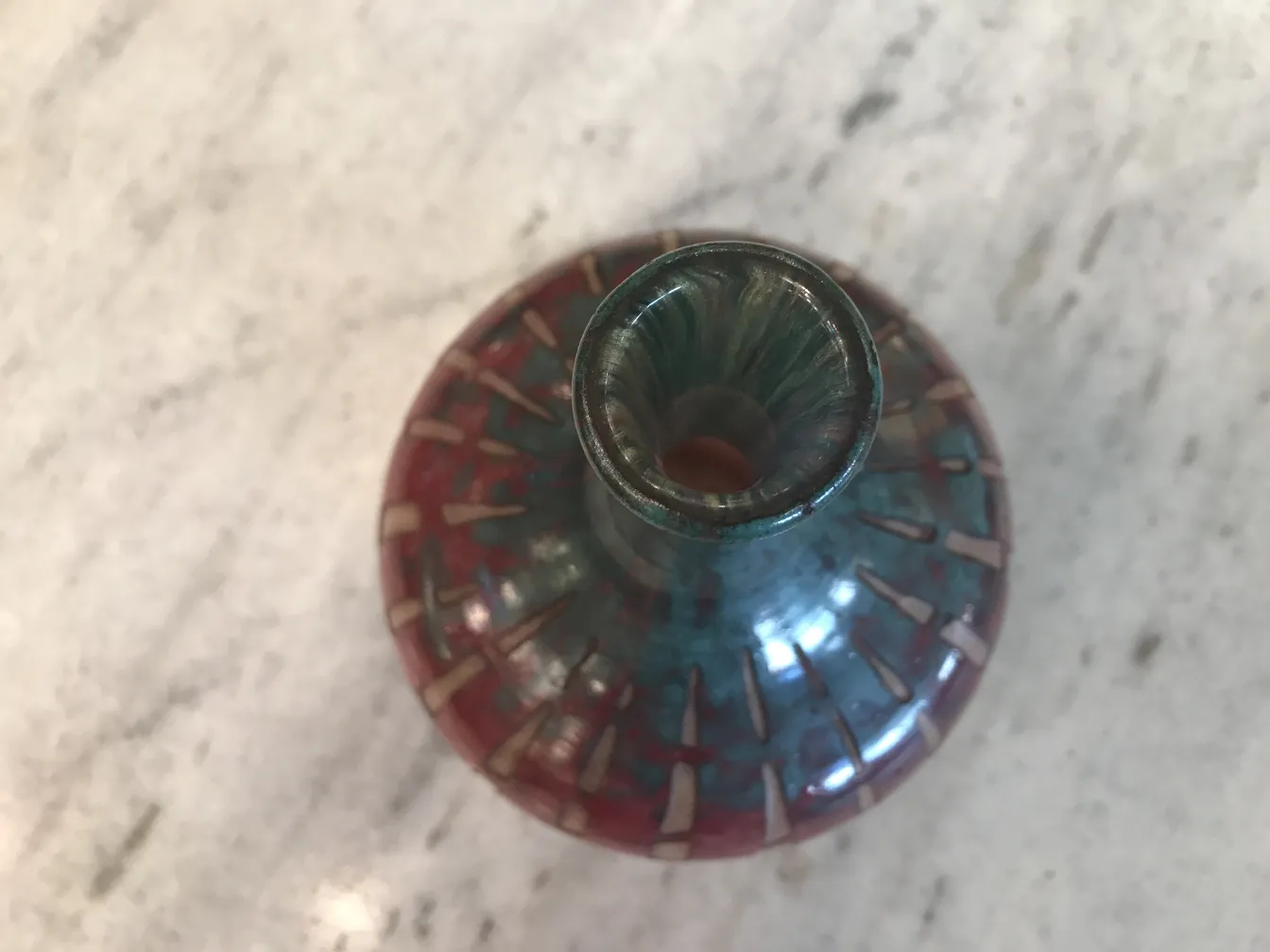 Signiertes Glas in Bonbonform mit bunten Mustern