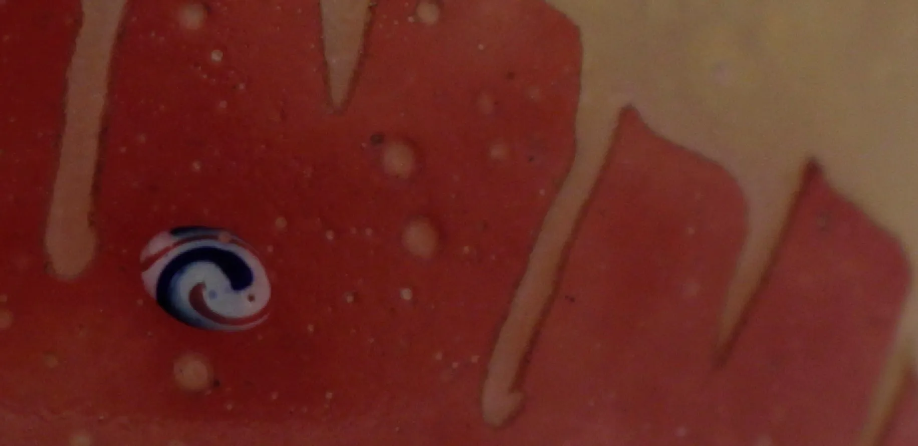 Vetro firmato antico con dettagli colorati simili a caramelle.