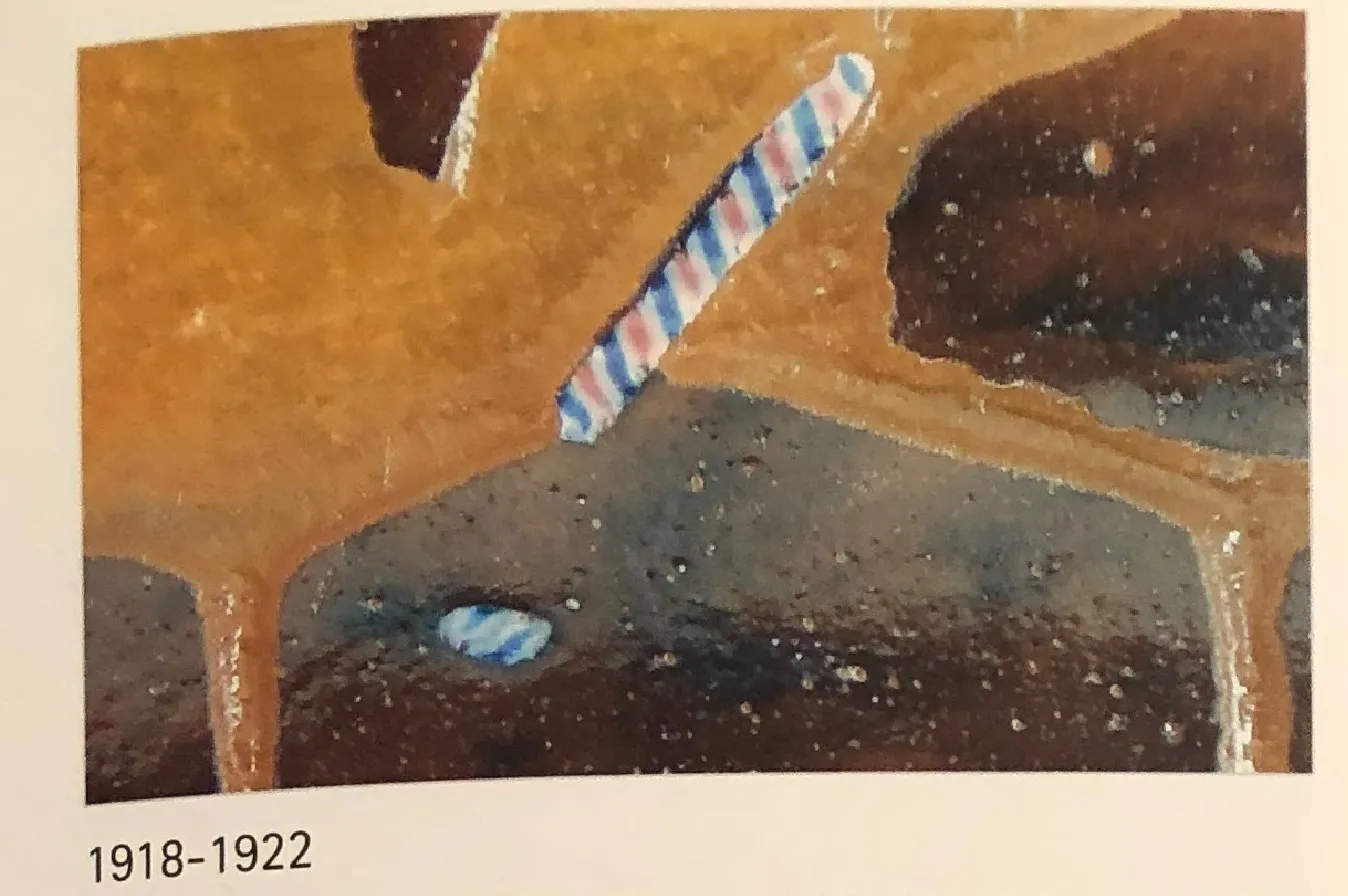 Verre signé avec motif de berlingot et drapeau français, antiquité.