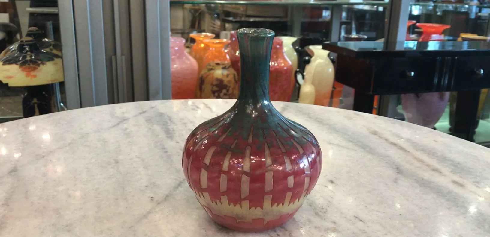 赤と緑の装飾が施された古い瓶、古代の背景