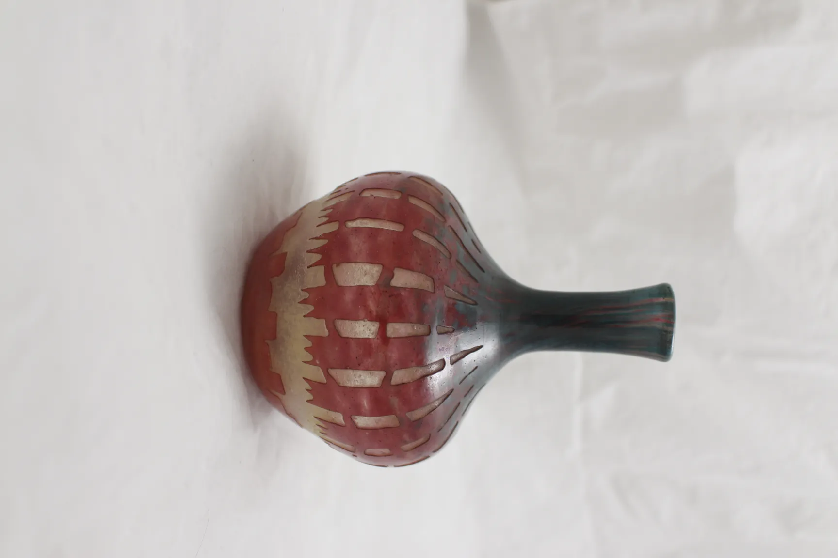 vetro d'antiquariato firmato in colori caldi con design di caramelle e bandiere