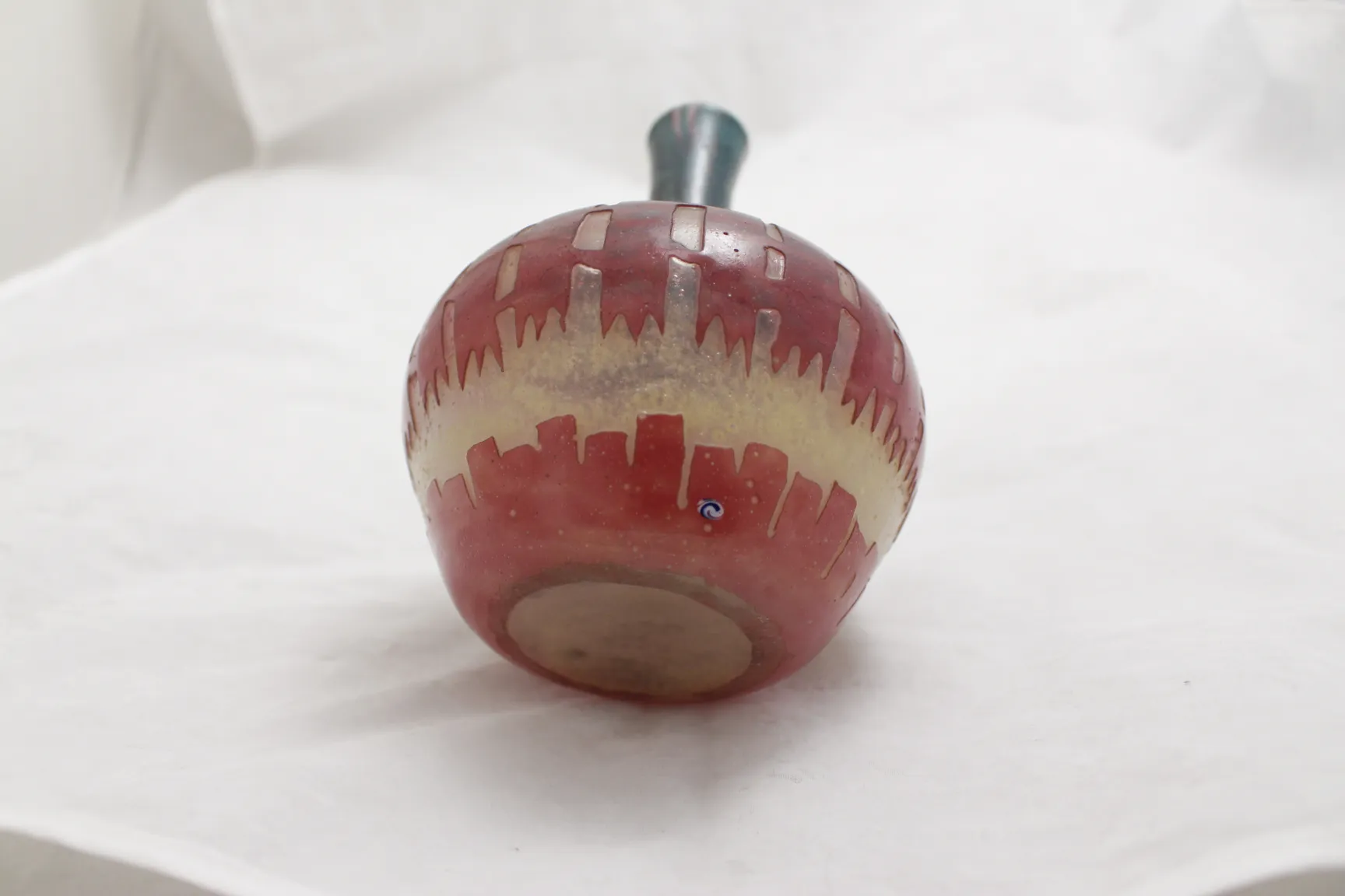 Verre signé antique avec motifs colorés et textures.