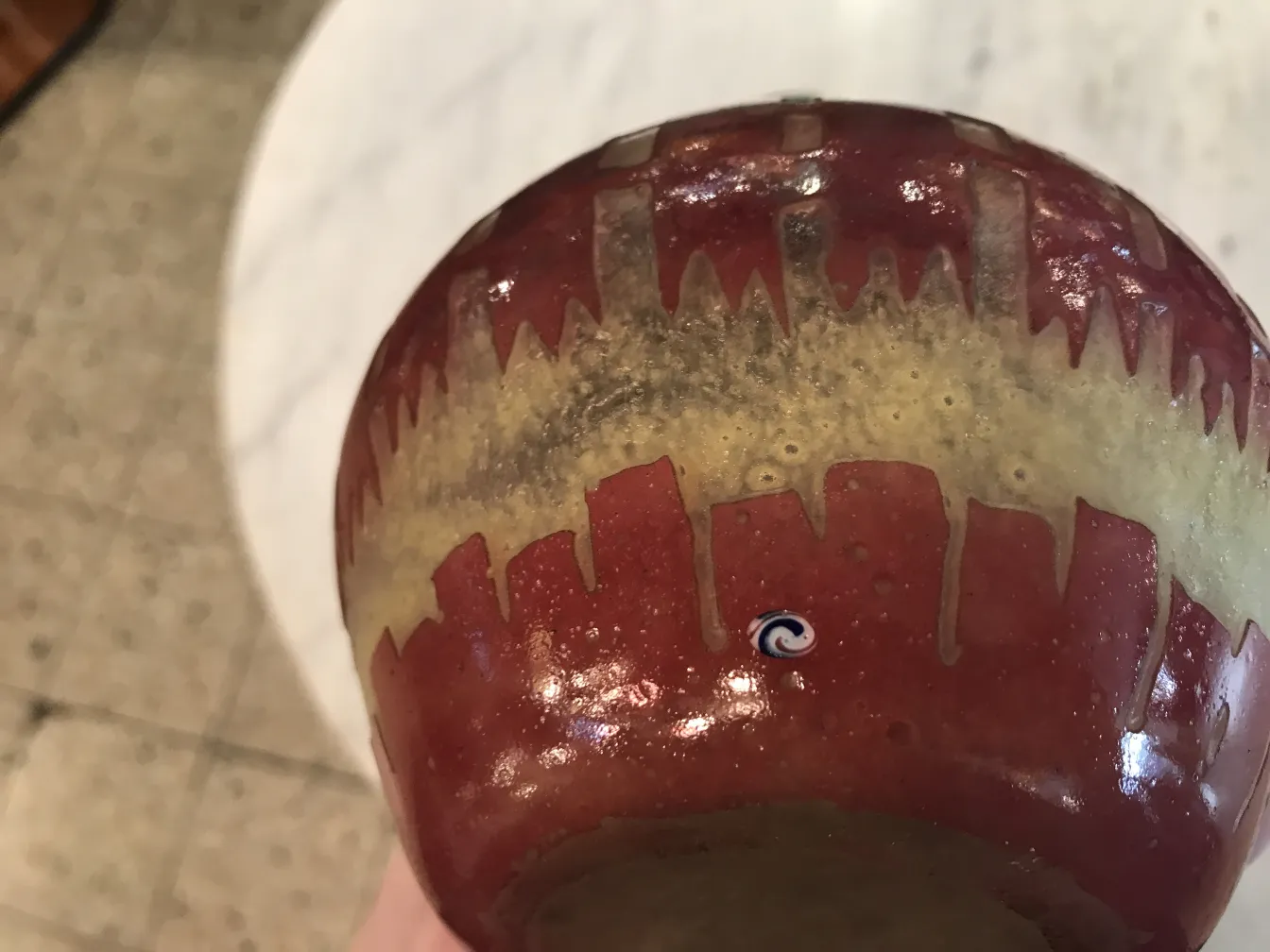 Détails d'un verre signé ancien avec un motif de berlingot et drapeau français