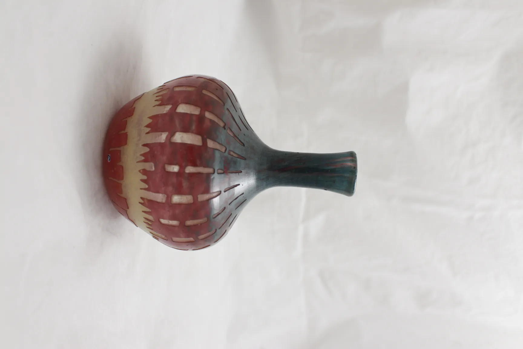 verre signé ancien avec design de bonbons et drapeau français, détails colorés et forme distinctive.