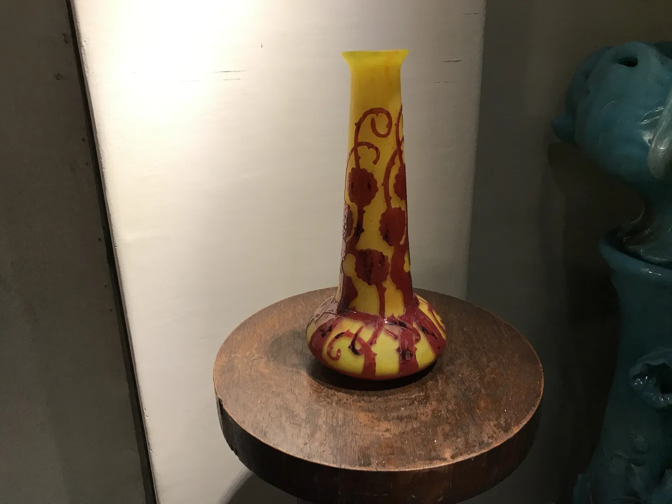 Vase en verre ancien signé décoré de caramel et rouge