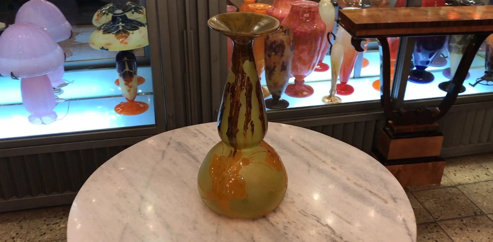 古老的瓶子，上面有糖果或法国国旗的图案