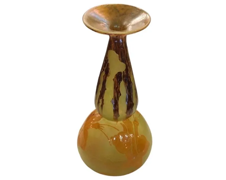 schöne vase mit eleganter form und bunten details von süßigkeiten und französischer flagge, einzigartige antik