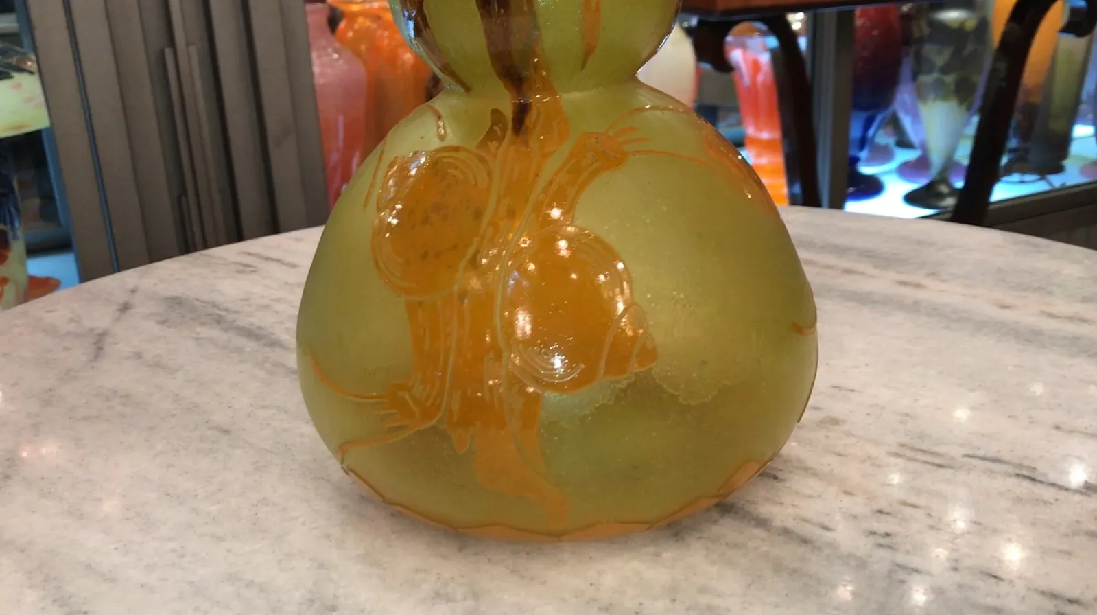 Signiertes Glas mit Süßigkeiten-Design und Elementen der französischen Flagge in einer antiken Umgebung