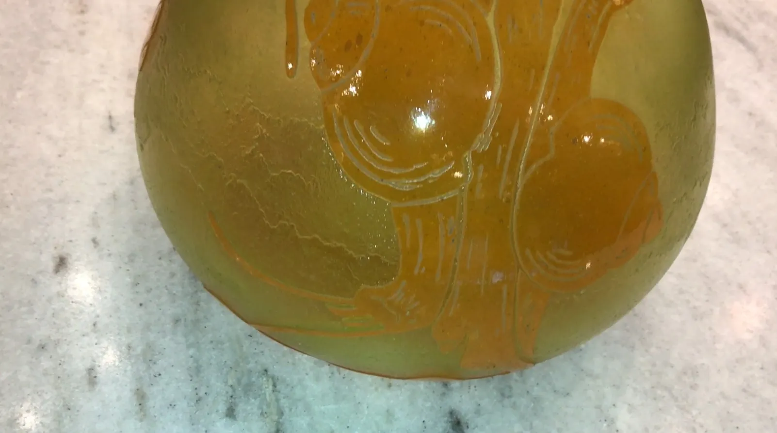 प्राचीन हस्ताक्षरित गिलास, सजाया गया कैंडी और फ्रांसीसी ध्वज तत्वों के साथ।